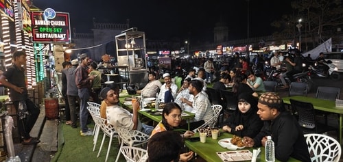 Families enjoying sehri meals (Deepak Gupta/HT) Families enjoying sehri meals (Deepak Gupta/HT)