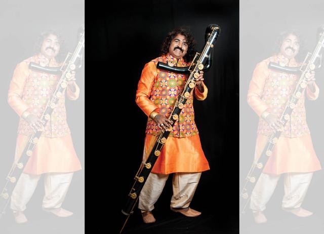 Pravin Godkhindi has invented a mandra bansuri that plays a lower octave. Pravin Godkhindi has invented a mandra bansuri that plays a lower octave.