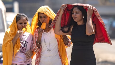 Women deal with the afternoon heat by covering themselves with dupattas and having ice lollies in Mumbai (HT Photos) Women deal with the afternoon heat by covering themselves with dupattas and having ice lollies in Mumbai (HT Photos)