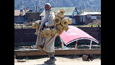 A vendor carrying traditional fire pots known as 'Kangri' for selling on a sunny day, in Srinagar on Thursday. (ANI)