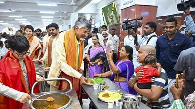 Andhra Pradesh chief minister N Chandrababu Naidu along with his family members serves ‘Anna Prasadam’ to devotees at Vengamamba in Tirumala. (PTI) Andhra Pradesh chief minister N Chandrababu Naidu along with his family members serves ‘Anna Prasadam’ to devotees at Vengamamba in Tirumala. (PTI)