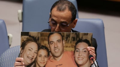 Eli Sharabi, a former Israeli hostage released by Hamas in Gaza last month, holds of a photograph of his wife and two daughters killed by Hamas, as he addresses a meeting of the United Nations Security Council at the U.N. headquarters in New York City, U.S, March 20, 2025. REUTERS/Mike Segar     TPX IMAGES OF THE DAY (REUTERS)
