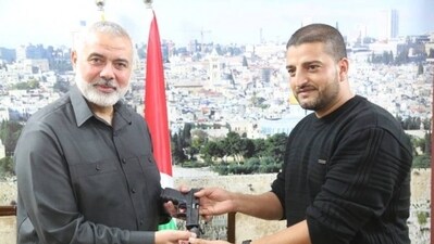 Osama Tabash (R) with slain Hamas leader Yahya Sinwar (L). (X-@manniefabian) Osama Tabash (R) with slain Hamas leader Yahya Sinwar (L). (X-@manniefabian)