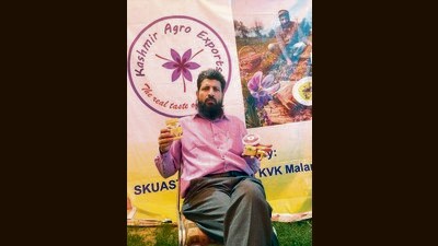 Sajjad ul Akbar Wani offering Kashmiri saffron at the Kisan Mela. (HT Photo)