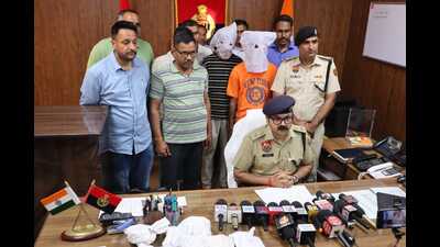 Sirsa superintendent of police (SP) Vikrant Bhushan with the accused on Friday. (HT Photo)