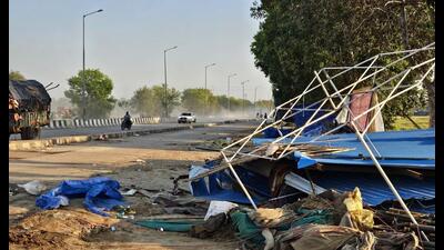Vehicles on the national highway 52 at Khanauri after the protesters were evicted. (HT photo) Vehicles on the national highway 52 at Khanauri after the protesters were evicted. (HT photo)
