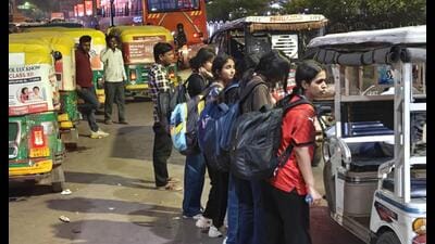 Women try to catch a ride home from Charbagh with no policeman standing guard on Friday night (Deepak Gupta/ HT Photo) Women try to catch a ride home from Charbagh with no policeman standing guard on Friday night (Deepak Gupta/ HT Photo)