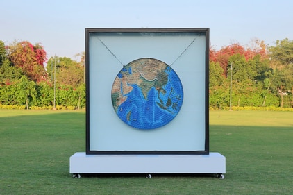 The art installation has over 1000 repurposed golf balls. The art installation has over 1000 repurposed golf balls.