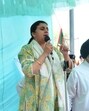 Col Pushpinder Bath’s wife Jasvinder Kaur addressing a gathering outside the DC office in Patiala on Saturday. (HT Photo)