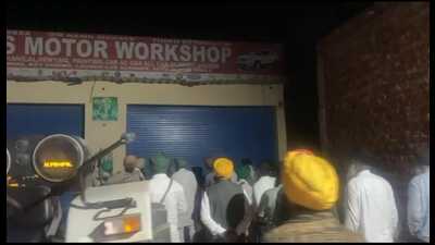 A video grab of a gathering outside a workshop in Lohsimbli village of Ghanaur in Patiala district on Saturday. (HT photo) A video grab of a gathering outside a workshop in Lohsimbli village of Ghanaur in Patiala district on Saturday. (HT photo)