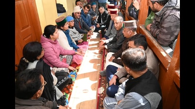 BJP leaders Jai Ram Thakur and Rajeev Bindal and other party workers express their condolences to the family member of deceased chief engineer Vimal Negi in Katgaon, Kinnaur. (PTI)
