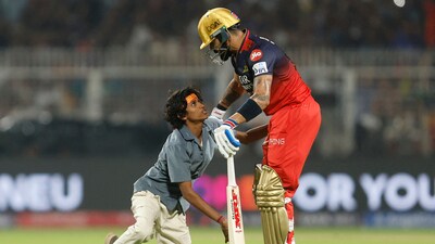 Fan breaches security, enters field of play to touch Virat Kohli's feet. (REUTERS)