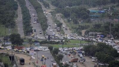 Commuters travelling from Noida to Ghaziabad can reach Gaur Chowk and take a left turn towards the Taj Highway. (Sunil Ghosh/HT Photo)