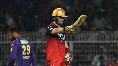 Phil Salt went berzerk on the side with whom he won the title last season. He crashed the ball everywhere, with Virat Kohli doing well to keep up pace and ensured that RCB scored as many as 80 runs in the powerplay.  (Hindustan Times)