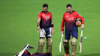 Royal Challengers Bengaluru's players Virat Kohli and Phil Salt during a training session. (PTI) Royal Challengers Bengaluru's players Virat Kohli and Phil Salt during a training session. (PTI)