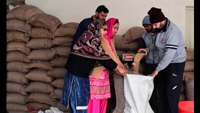 Union ministry of consumer affairs, food and public distribution had issued a notification on March 17, 2023, directing a door-to-door eKYC campaign for verification (HT Photo) Union ministry of consumer affairs, food and public distribution had issued a notification on March 17, 2023, directing a door-to-door eKYC campaign for verification (HT Photo)
