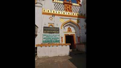 Unlike the grand mausoleums of other Mughal emperors, Aurangzeb’s tomb is a simple, unadorned structure, in line with his request to be buried with humility. (HT) Unlike the grand mausoleums of other Mughal emperors, Aurangzeb’s tomb is a simple, unadorned structure, in line with his request to be buried with humility. (HT)