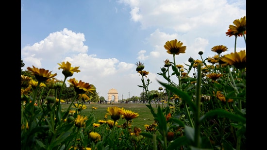 New Delhi, Mar 04 (ANI): A picturesque view of India Gate on a clear day with blooming flowers, in New Delhi on Tuesday. (ANI Photo) (Vipin Kumar)