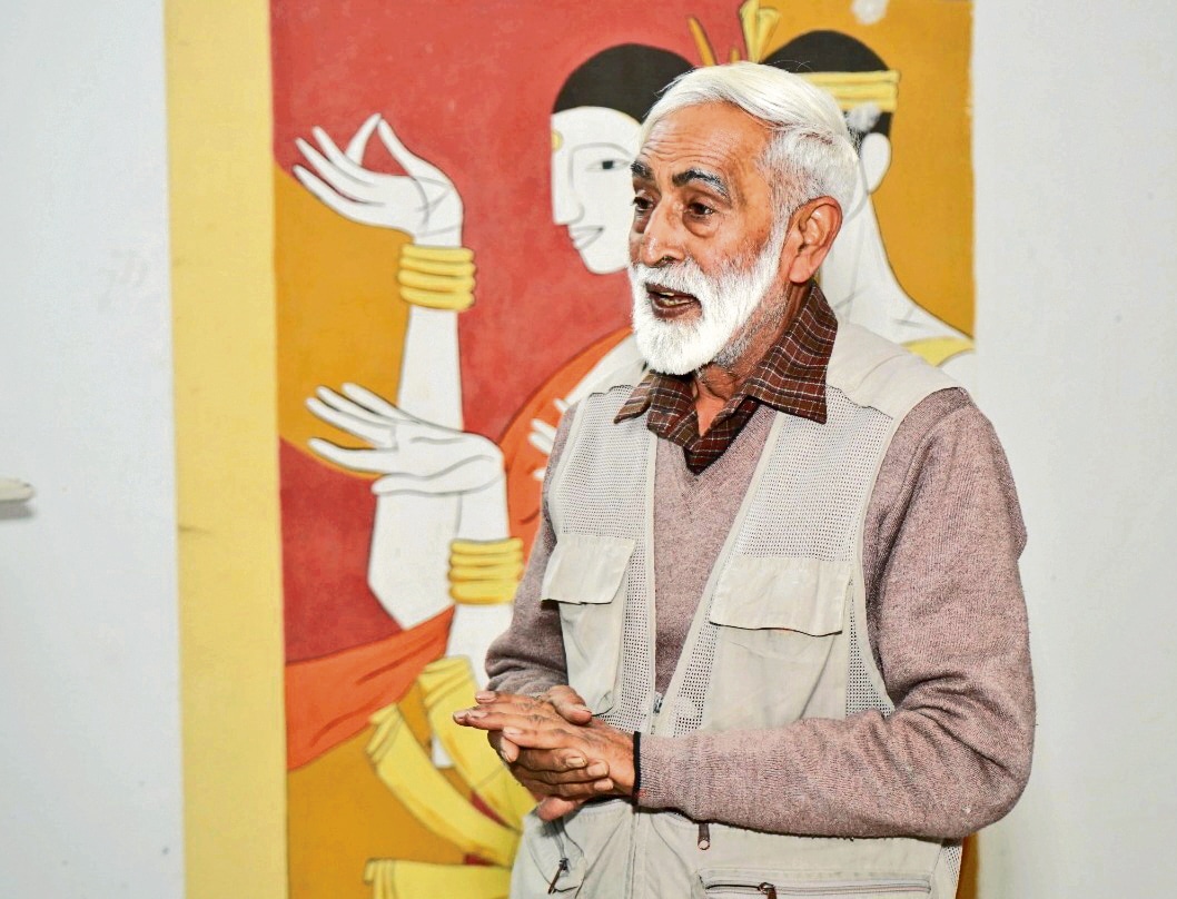 Ishwar Dayal poses with a painting at his show ‘Unparalleled Journey’. (Gurdeep Dhiman) Ishwar Dayal poses with a painting at his show ‘Unparalleled Journey’. (Gurdeep Dhiman)