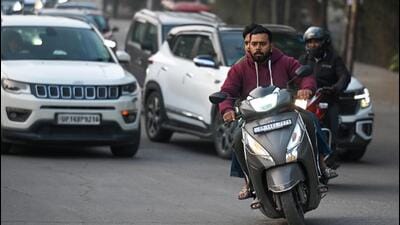 According to officers, nearly 40% of deaths in road crashes last year were of two-wheeler riders — 611 riders were killed and 2,233 injured in crashes reported from across the national capital. (Sunil Ghosh/HT Photo) According to officers, nearly 40% of deaths in road crashes last year were of two-wheeler riders — 611 riders were killed and 2,233 injured in crashes reported from across the national capital. (Sunil Ghosh/HT Photo)