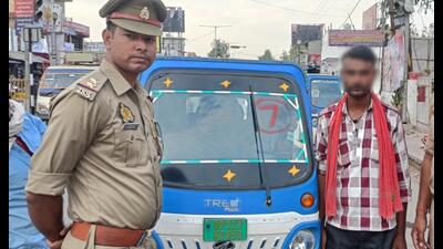 Cops marking ID numbers on the e-autos for their easy identification (Sourced) Cops marking ID numbers on the e-autos for their easy identification (Sourced)