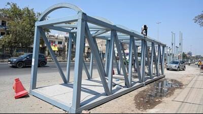 GMDA installs an FOB on NH 48 at Narsinghpur near cloverleaf interchange in Gurugram on Sunday. (Parveen Kumar/HT Photo) GMDA installs an FOB on NH 48 at Narsinghpur near cloverleaf interchange in Gurugram on Sunday. (Parveen Kumar/HT Photo)