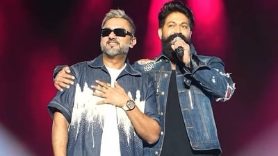 Fans go gaga over Yash's surprise appearance at Honey Singh's Bengaluru concert. Fans go gaga over Yash's surprise appearance at Honey Singh's Bengaluru concert.