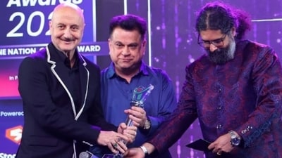 Anupam Kher receives his award Anupam Kher receives his award