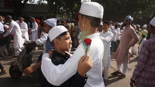 Eid-ul-Fitr is celebrated with religious devotion, marked by large prayer congregations in mosques and open spaces nationwide. In this old picture, the Muslim community is seen gathered at Idgah Masjid in Maharashtra's Thane to offer Namaz on a Ramadan Eid. (Praful Gangurde/HT Photo) Eid-ul-Fitr is celebrated with religious devotion, marked by large prayer congregations in mosques and open spaces nationwide. In this old picture, the Muslim community is seen gathered at Idgah Masjid in Maharashtra's Thane to offer Namaz on a Ramadan Eid. (Praful Gangurde/HT Photo)
