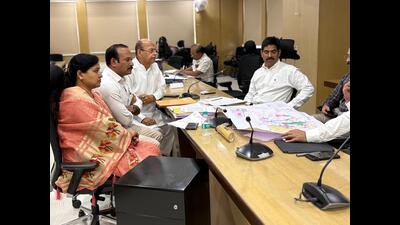Congress leader Mohan Joshi, along with Prashant Surase and other leaders, raised the issue with the municipal commissioner and submitted supporting documents. (HT) Congress leader Mohan Joshi, along with Prashant Surase and other leaders, raised the issue with the municipal commissioner and submitted supporting documents. (HT)