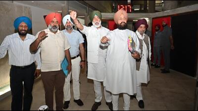Leader of opposition Partap Singh Bajwa and Bholath MLA Sukhpal Khaira along with other Congress legislators after walking out of the budget session of the Punjab assembly session in Chandigarh on Monday. (Ravi Kumar/HT)