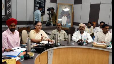 Mayor Sushma Kharkwal and municipal commissioner Indrajeet Singh during the meeting at LMC office in Lucknow on Monday. (HT Photo) Mayor Sushma Kharkwal and municipal commissioner Indrajeet Singh during the meeting at LMC office in Lucknow on Monday. (HT Photo)