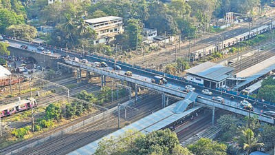 Mumbai, India. Jan 30, 2025: The Mumbai Metropolitan Region Development Authority (MMRDA) will close the Prabhadevi Railway Over Bridge for motorists in February to construct the Worli-Sewree MTHL connector and redevelop the bridge. Mumbai, India. Jan 30, 2025. (Photo by Raju Shinde/HT Photo) (Hindustan Times) Mumbai, India. Jan 30, 2025: The Mumbai Metropolitan Region Development Authority (MMRDA) will close the Prabhadevi Railway Over Bridge for motorists in February to construct the Worli-Sewree MTHL connector and redevelop the bridge. Mumbai, India. Jan 30, 2025. (Photo by Raju Shinde/HT Photo) (Hindustan Times)
