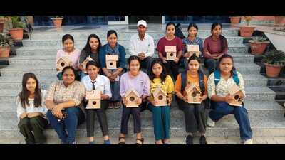 Prof NB Singh distributing sparrow houses to people in Prayagraj (HT Photo) Prof NB Singh distributing sparrow houses to people in Prayagraj (HT Photo)