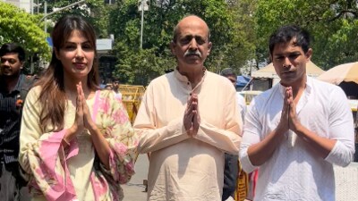 Rhea Chakraborty, along with her family, outside Siddhivinayak temple. Rhea Chakraborty, along with her family, outside Siddhivinayak temple.