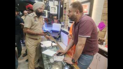 Sub-inspector Pavittar Singh, SHO at Samrala police station reached the spot and initiated an investigation (HT Photo)