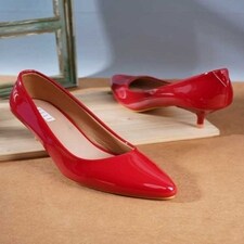 Red heels offers both glamour and elegance with a pinch of style! Red heels offers both glamour and elegance with a pinch of style!