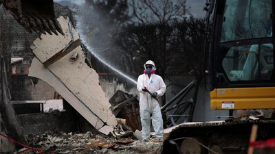 A U.S. Army Corps of Engineer contractor hoses down dust during debris removal following the Palisades Fire in the Pacific Palisades, Los Angeles, California, U.S. March 17, 2025. REUTERS/Daniel Cole (REUTERS)