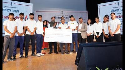 Chandigarh administrator and Punjab governor Gulab Chand Kataria with the athletes during the scholarship distribution ceremony at Post Graduate Government College for Girls, Sector 42, Chandigarh. (HT Photo)