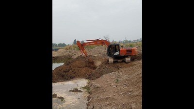 De-silting underway in the seasonal river, Tangri, that wreaked havoc in Ambala when it flooded. (HT Photo)