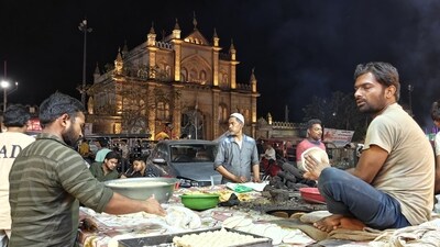 Chotta Imambara is the latest food hub during Ramzan. (Photo: Deepak Gupta/HT) Chotta Imambara is the latest food hub during Ramzan. (Photo: Deepak Gupta/HT)