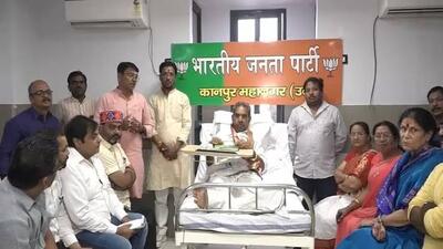 Kanpur North district president of the BJP holding a meeting in a hospital (HT Photo) Kanpur North district president of the BJP holding a meeting in a hospital (HT Photo)