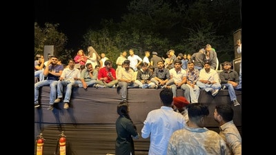 Students holding a protest at Panjab University after cancellation of the show on Tuesday night. (HT photo)