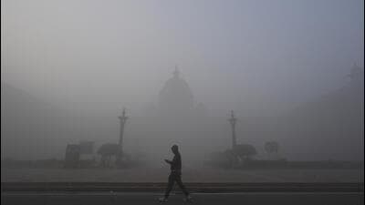 Thick fog in Delhi in Febuary. (Sanjeev Verma/HT Photo) Thick fog in Delhi in Febuary. (Sanjeev Verma/HT Photo)