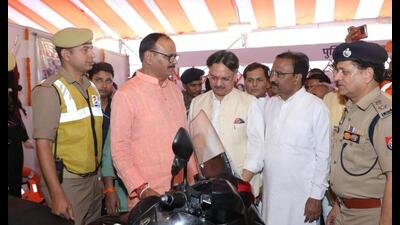 Uttar Pradesh deputy CM Brajesh Pathak and BJP MLA Rajeshwar Singh at an exhibition in Lucknow on March 25. (HT photo) Uttar Pradesh deputy CM Brajesh Pathak and BJP MLA Rajeshwar Singh at an exhibition in Lucknow on March 25. (HT photo)