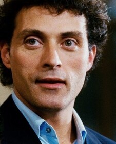 Rufus Sewell’s chic city style (YouTube) Rufus Sewell’s chic city style (YouTube)