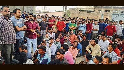 Family members of the victim, locals and shopkeepers protesting against police at Durga Colony on Wednesday. (HT Photo) Family members of the victim, locals and shopkeepers protesting against police at Durga Colony on Wednesday. (HT Photo)