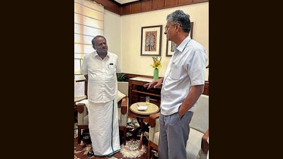 HD Kumaraswamy and Satish Jarkiholi at the dinner. (HT Photo) HD Kumaraswamy and Satish Jarkiholi at the dinner. (HT Photo)