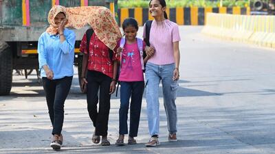 Kids in Noida cover their heads to protect themselves from the heat. (Sunil Ghosh/HT Photo) Kids in Noida cover their heads to protect themselves from the heat. (Sunil Ghosh/HT Photo)