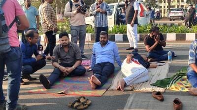 Outside the assembly, the Congress legislators continued their agitation and spent the entire night on the street at Lower PMG. (HT photo) Outside the assembly, the Congress legislators continued their agitation and spent the entire night on the street at Lower PMG. (HT photo)
